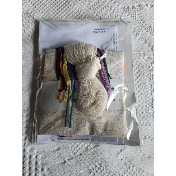 E103 DESIGN WORKS Candlewicking Embroidery Kit 14X14 Floral Pillow Elenor Engle - Picture 6 of 6